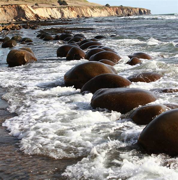 Schooner Gulch State Beach (SB) / Bowling Ball Beach (4/18/2016 - Credits: By Lisa Redfern (Own work) [CC BY-SA 3.0 (http://creativecommons.org/licenses/by-sa/3.0)], via Wikimedia Commons)