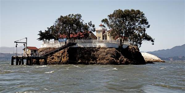 East Brother Light Station Bed & Breakfast (8/22/2009 - Credits: Christopher Michel [CC BY 2.0 (http://creativecommons.org/licenses/by/2.0)], via Wikimedia Commons)