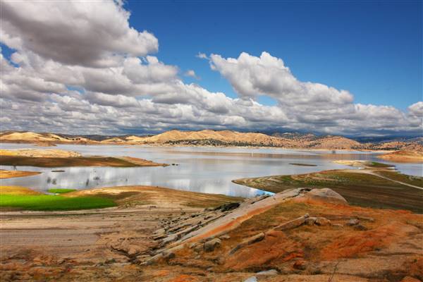 Millerton Lake State Recreation Area (SRA) (6/6/2011 - Credits: By Rennett Stowe from USA (Millerton Lake) [CC BY 2.0 (http://creativecommons.org/licenses/by/2.0)], via Wikimedia Commons)