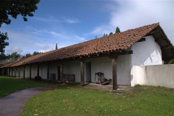 Santa Cruz Mission Adobe State Historic Park (SHP) (2/27/2010 - Credits: "Adobe House, Santa Cruz Mission" by Ed Bierman (CC BY 2.0)[https://creativecommons.org/licenses/by/2.0/legalcode] https://www.flickr.com/photos/edbierman/)