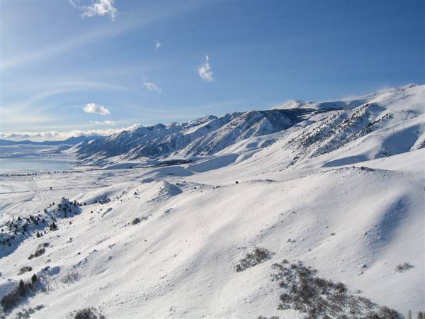 Mammoth Mountain (1/7/2006 - Credits: "On the road to Mammoth" by Jude Matsalla (CC BY-NC 2.0)[https://creativecommons.org/licenses/by-nc/2.0/legalcode]https://www.flickr.com/photos/judemat/)