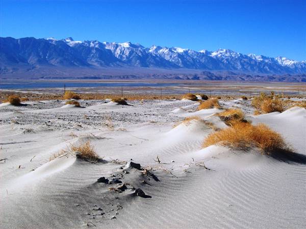 Owens Dry Lake / Owens Lake - State Lands Commission (SLC) (11/12/2007 - Credits: Sand dunes at the edge of Owens Dry Lake, drained by a thirsty southern California - keeler14" by Matthew Lee High (CC BY-NC 2.0)[https://creativecommons.org/licenses/by-nc/2.0/legalcode]https://www.flickr.com/photos/matthigh/)