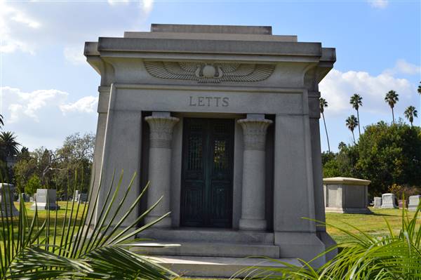 Hollywood Forever Cemetery (11/17/2013 - Credits: "Hollywood_Forever_Cemetery" by Daniel Hartwig (CC BY 2.0)[https://creativecommons.org/licenses/by/2.0/legalcode]https://www.flickr.com/photos/dwhartwig/)