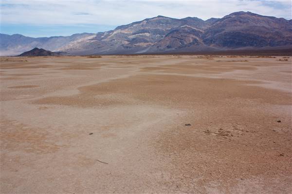 Panamint Dry Lake - BLM (4/6/2013 - Credits: "Panamint dry lake and Buttes" by Laura Camp (CC BY-NC 2.0)[https://creativecommons.org/licenses/by-nc/2.0/legalcode]https://www.flickr.com/photos/24284031@N00/)