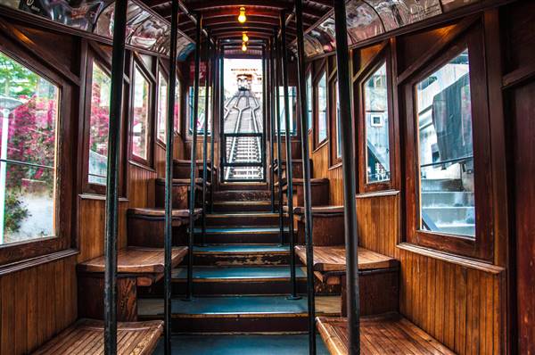 Angels Flight Railway (4/27/2013 - Credits: "20130427_5397.jpg" by Jim Maurer (CC BY-NC-ND 2.0)[https://creativecommons.org/licenses/by-nc-nd/2.0/legalcode] https://www.flickr.com/photos/schaffner/)