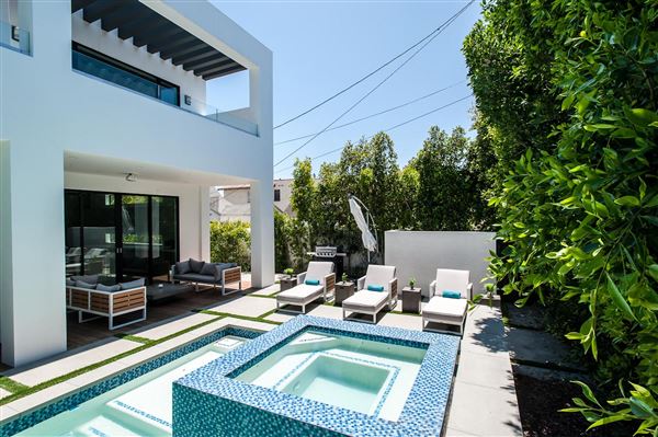 Dream Villa (11/1/2018 - Credits: Living The Dream)