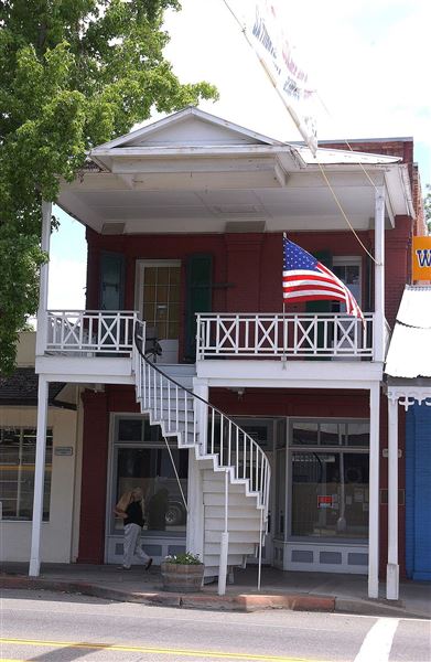 Weaverville (4/1/2004 - Credits: JERRYE AND ROY KLOTZ MD, CC BY-SA 3.0 <https://creativecommons.org/licenses/by-sa/3.0>, via Wikimedia Commons ; https://upload.wikimedia.org/wikipedia/commons/d/df/WEAVERVILLE%2C_CALFORNIA_SPIRAL_STAIRCASES.jpg)