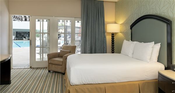 Beverly Hilton Hotel - Cabana King Pool Level (6/25/2020 - Credits: The Beverly Hilton)
