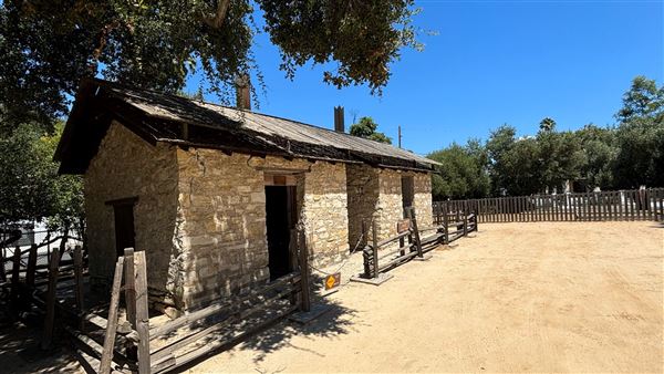 Los Encinos State Historic Park (SHP) adjacent to currently closed Lakeside Restaurant & Lounge (7/12/2024 - Credits: Brandy Davis)