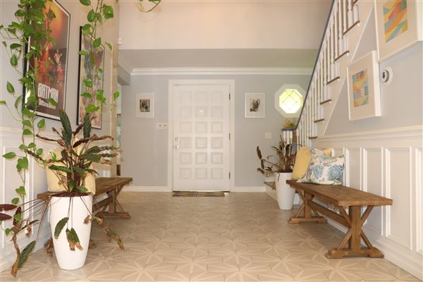 Suburban House Van Nuys (7/18/2024 - Credits: submitted by: Susan Krieg)