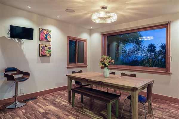 Hollywood Hills Modern Vintage (12/20/2024 6:05:08 PM - Credits: submitted by:)