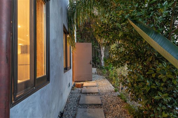 Hollywood Hills Modern Vintage (12/20/2024 6:05:15 PM - Credits: submitted by:)