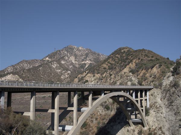Big Tujunga Canyon Bridge (8/9/2017 - Credits: By Hatboxen - Own work, CC BY 4.0, https://commons.wikimedia.org/w/index.php?curid=61606315, no changes)