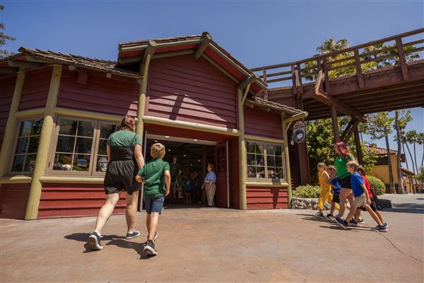 Knott's Berry Farm & Knott's California Marketplace - Camp Snoopy - Camp Store (5/15/2025 - Credits: Six Flags Entertainment Corporation)