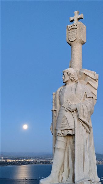 Cabrillo National Monument - Cabrillo statue moonrise (11/29/2020 - Credits: San Diego Tourism Authority Courtesy of NPS/Pauline Geisler)