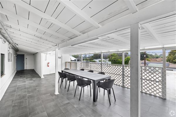 Burbank Modern Office Space – Film/Photo Shoot Ready (5/1/2024 - Credits: In-house photographer)