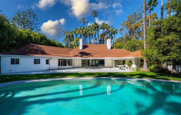 Vintage Hollywood Vibes – Secluded Palm-Lined Mid-Century Pool Oasis Wrapped In Lush Greenery – A Filmmaker’s Dream! (7/29/2025 - Credits: submitted by: Simon Neman)