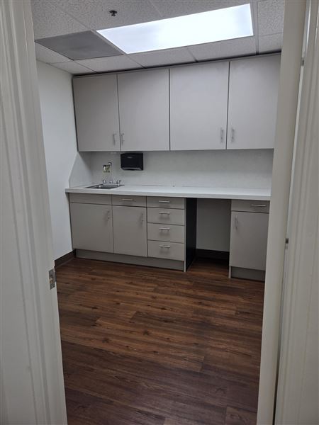 Thatcher Medical Center Building (9/11/2025 - Credits: Tiarna Real Estate Services Inc.)