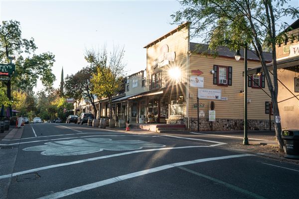 Murphys Main Street (10/21/2025 - Credits: Calaveras Visitors Bureau & Film Commission)