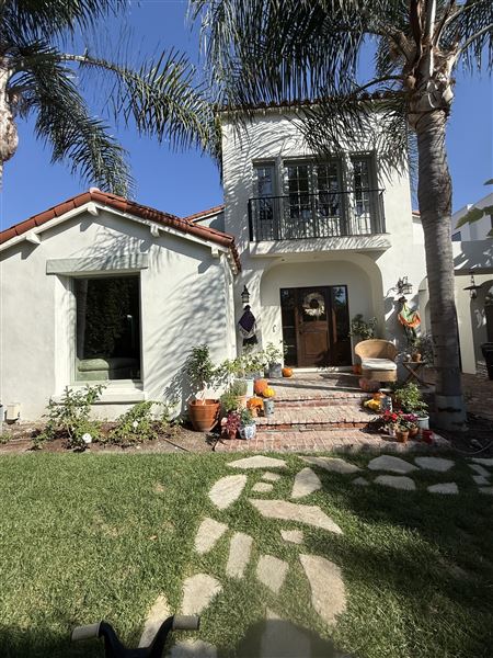 Classic LA Mediterranean (10/22/2025 - Credits: Emily murdock)