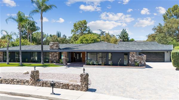 Contemporary Mid-Century Luxury Home (10/27/2025 - Credits: submitted by: Jenarda Makupson)