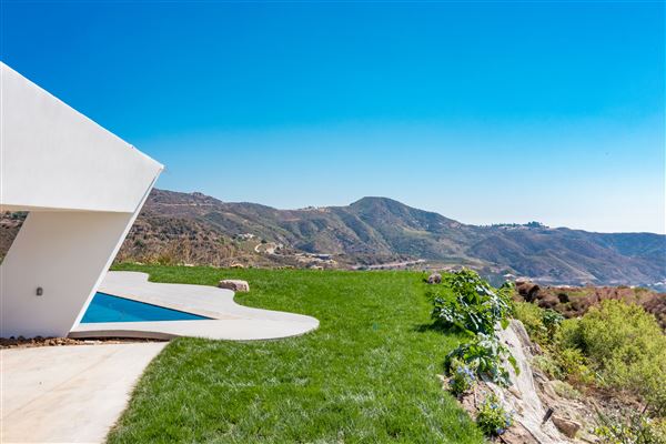 Cayman Rd Malibu - The Aviator (10/29/2025 - Credits: Linda Kasian)