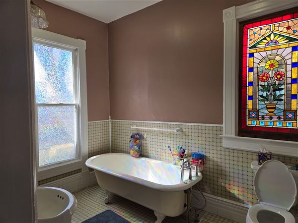 Pink Victorian Estate Near Downtown Los Angeles (3/27/2026 - Credits: submitted by: Dovid Junik)