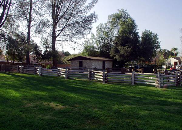Los Encinos State Historic Park (SHP) adjacent to currently closed Lakeside Restaurant & Lounge (12/31/2003)
