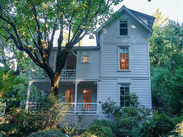City of Larkspur - Dolliver House (10/15/2020 - Credits: Marthature, CC BY-SA 4.0 <https://creativecommons.org/licenses/by-sa/4.0>, via Wikimedia Commons)